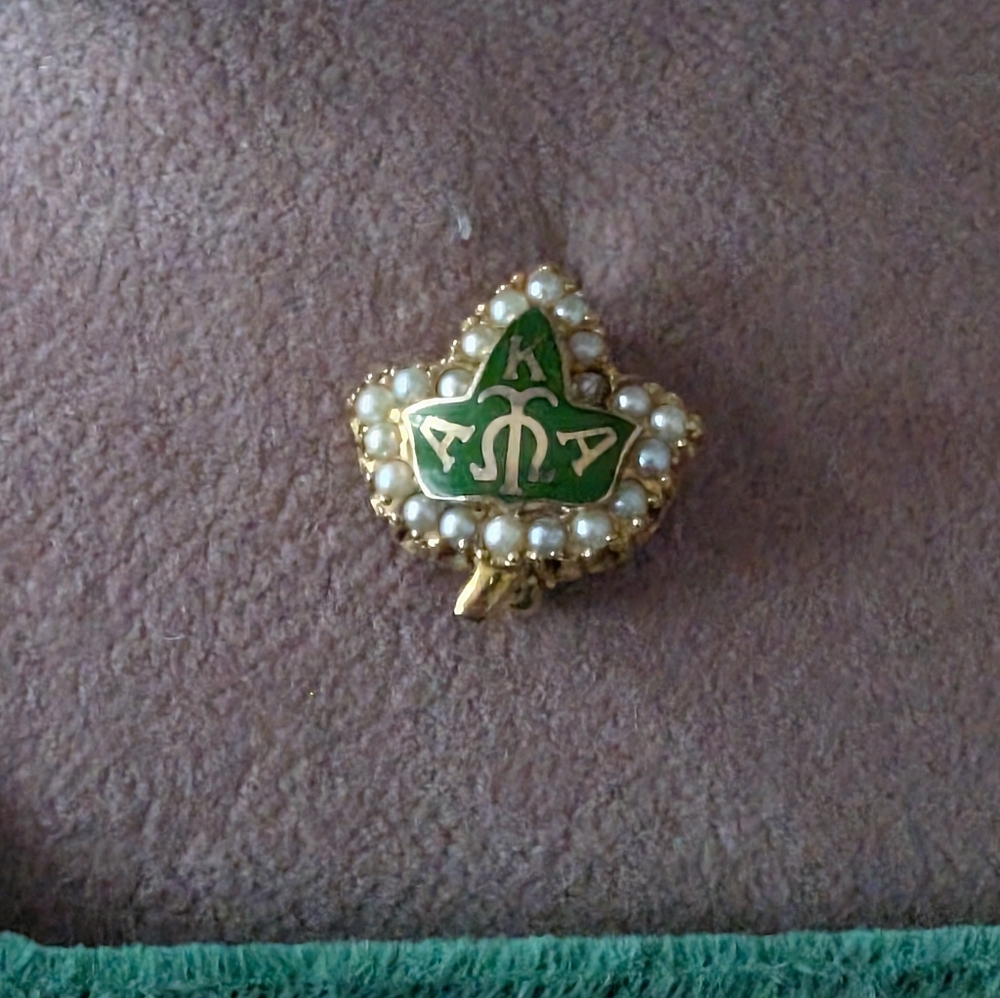 Alpha Kappa Alpha Sorority Leaf Pin 10k Gold Pearl Enamel Vintage Greek Badge